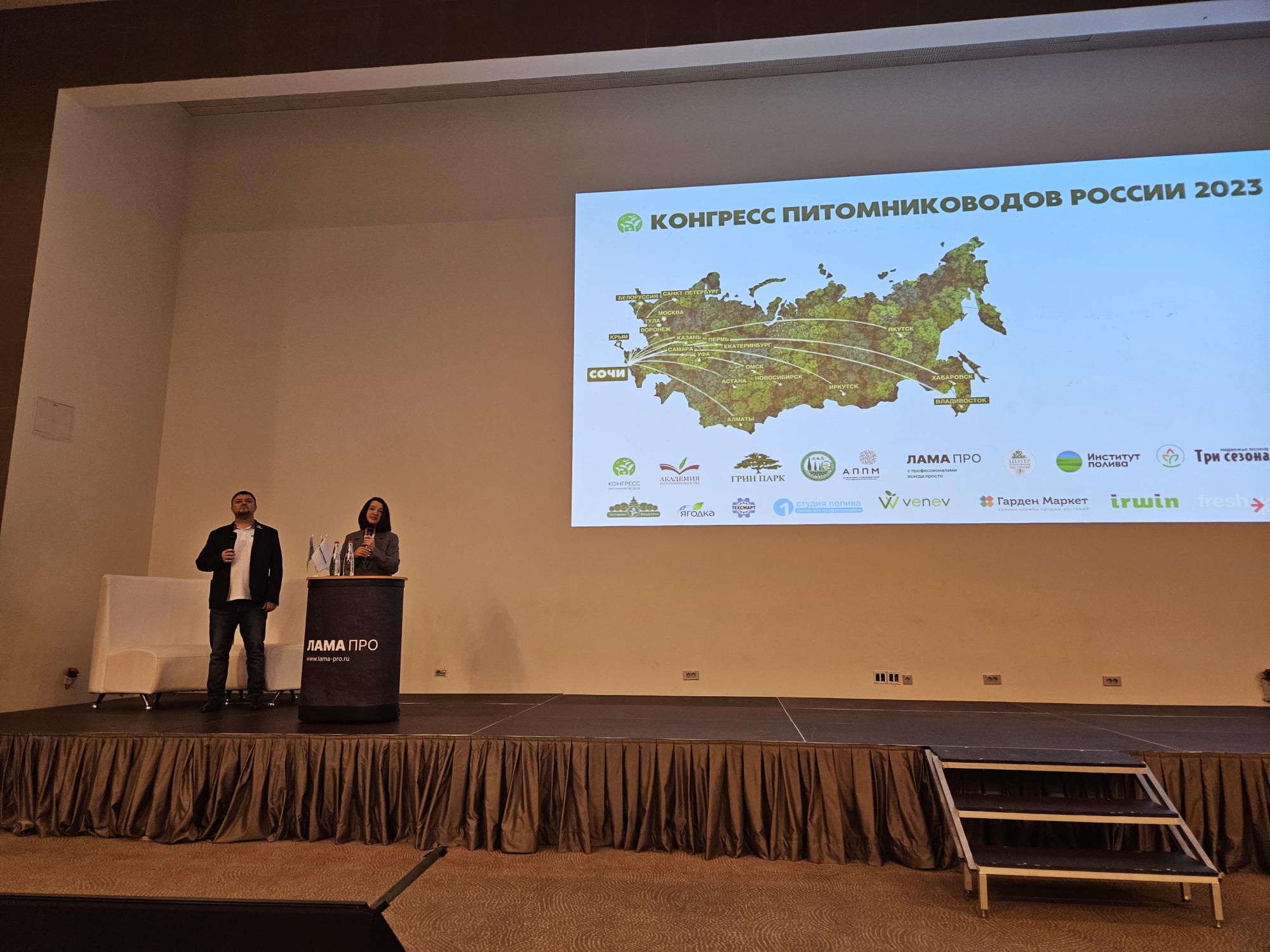 На фото Евгений Олейник, генеральный директор экосиситемы «Гарден Маркет» и Натальей Чемеричко руководитель питомника «Флорения» На фото Евгений Олейник, генеральный директор экосиситемы «Гарден Маркет» и Натальей Чемеричко руководитель питомника «Флорения»